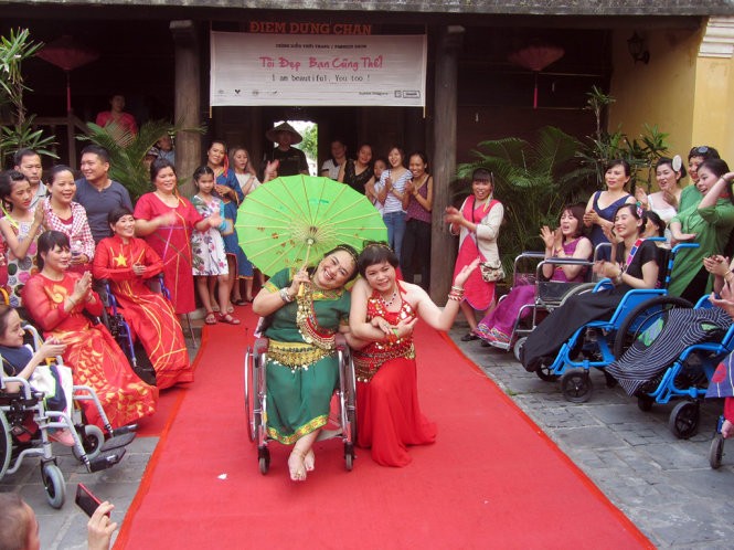 Fashion show discovers the beauty of the disabled   - ảnh 1